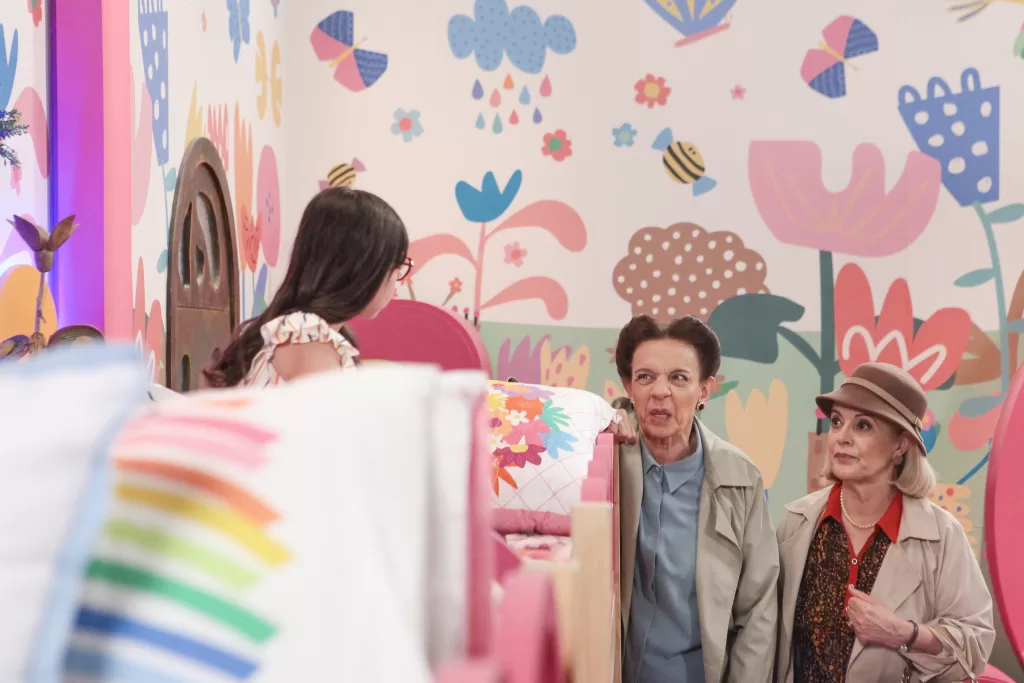 Shirley e Wanda conversam com as meninas no quarto