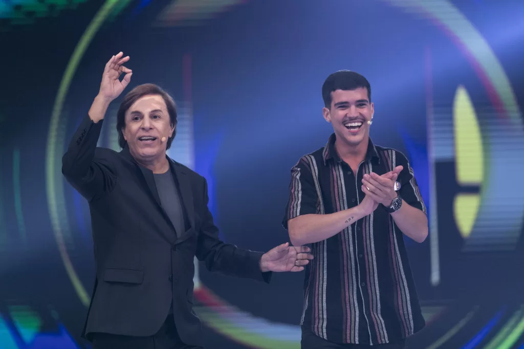 Tom Cavalcante e participante no paldo do Acerte ou Caia