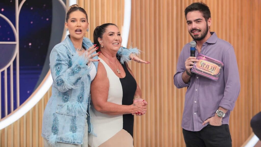 Virgínia Fonseca, sua mãe e João Silva no palco do Sabadou