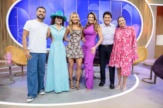 Virgina e seus convidados no cenário do Sabadou