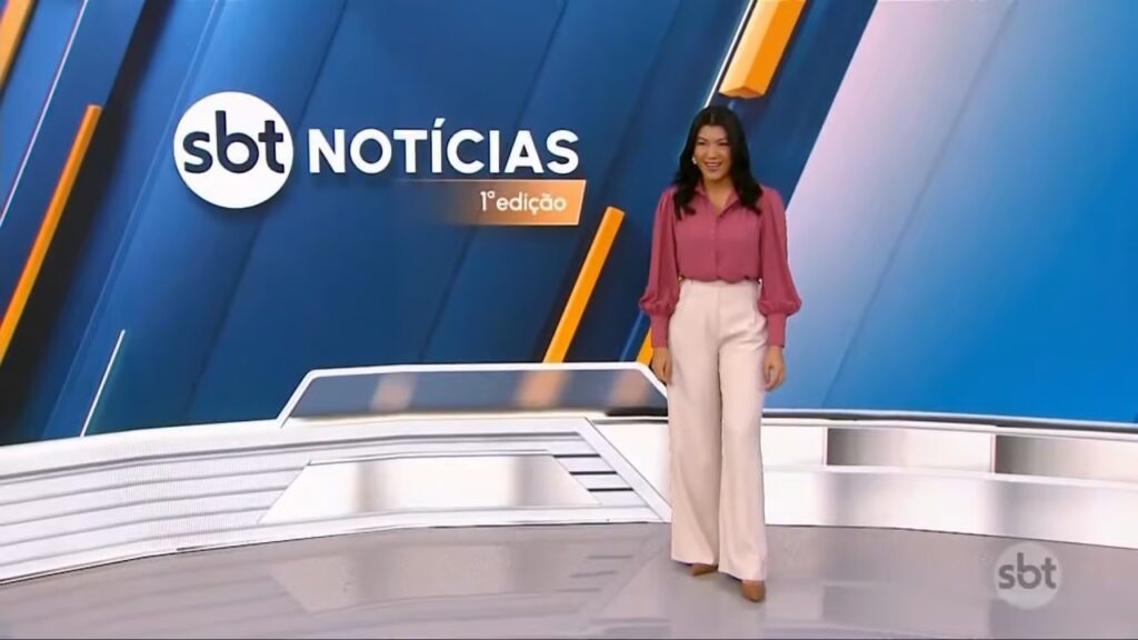 Dani Brandi à frente do telão do SBT Notícias