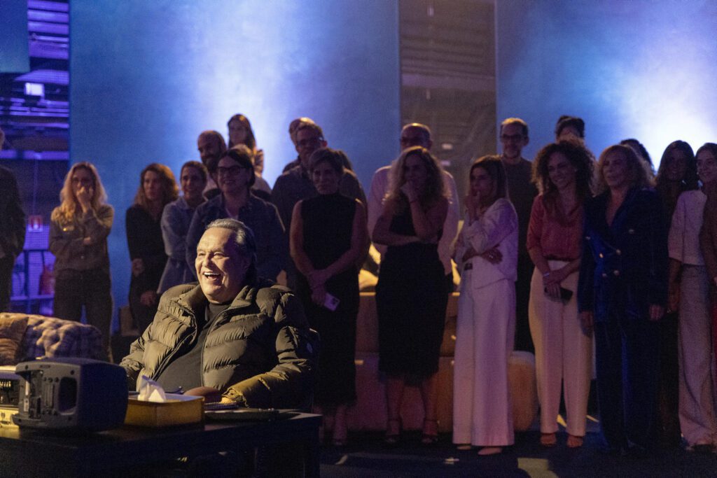 Dênis carvalho sentado com artistas e diretores ao seu lado