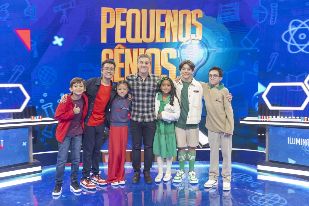 Luciano Huck e crianças que participam do Pequenos Gênios