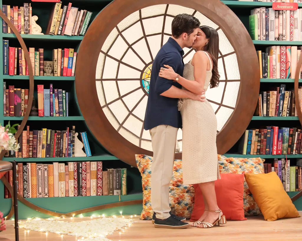Gabriel e Pilar se beijam na biblioteca do colégio de A Caverna Encantada