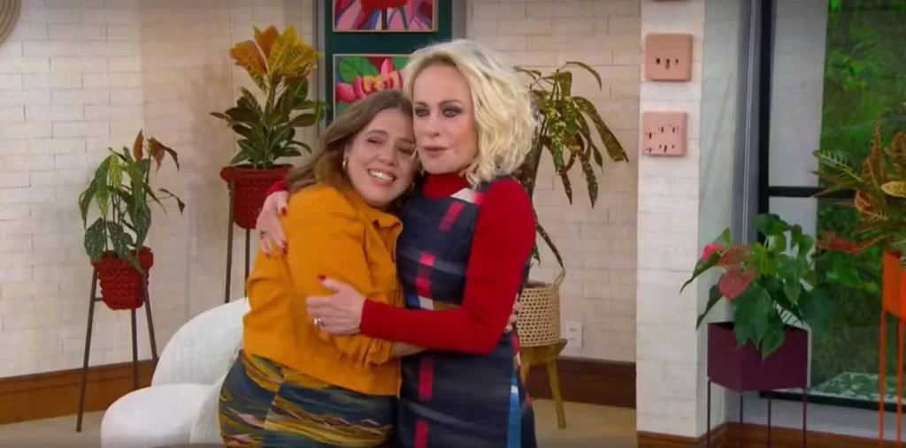 Ana Maria e Tati Machado abraçadas no cenário do Mais Você