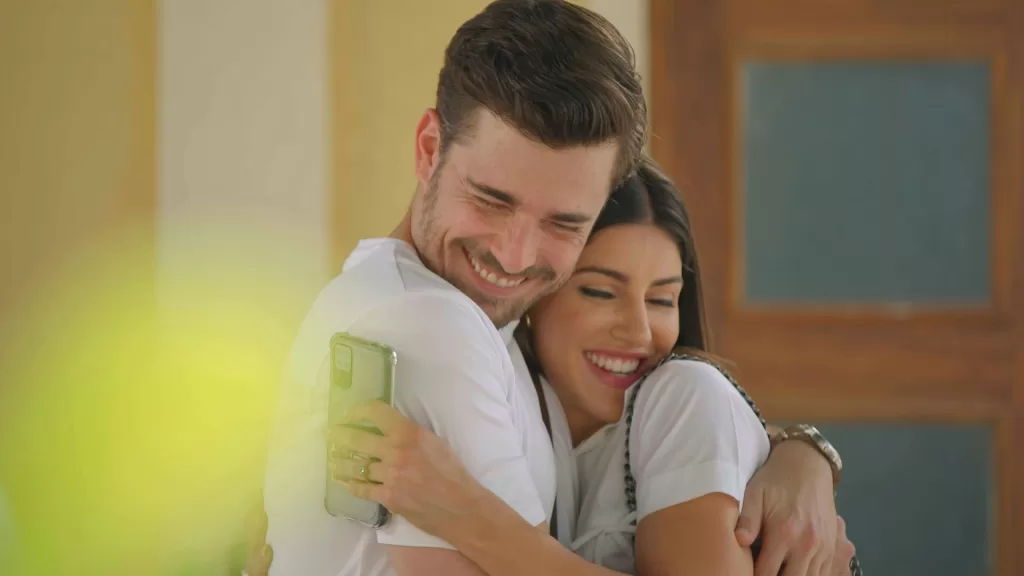 Miguel e Pilar abraçados