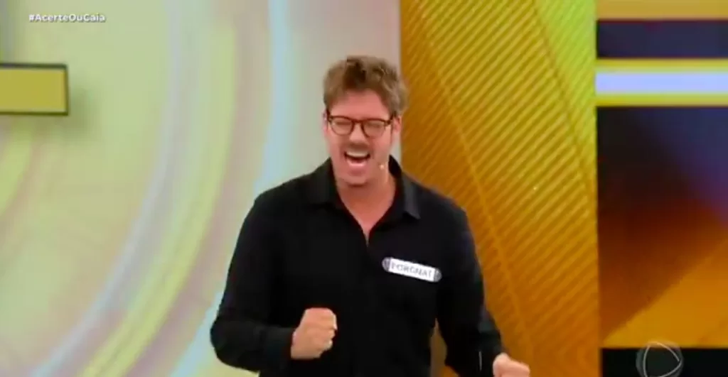 Fábio Porchat no cenário do Acerte ou Caia