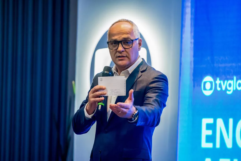 Amauri Soares à frente do logo azul da Globo