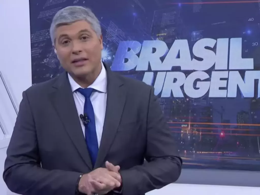 Joel Datena à frente do telão do Brasil Urgente