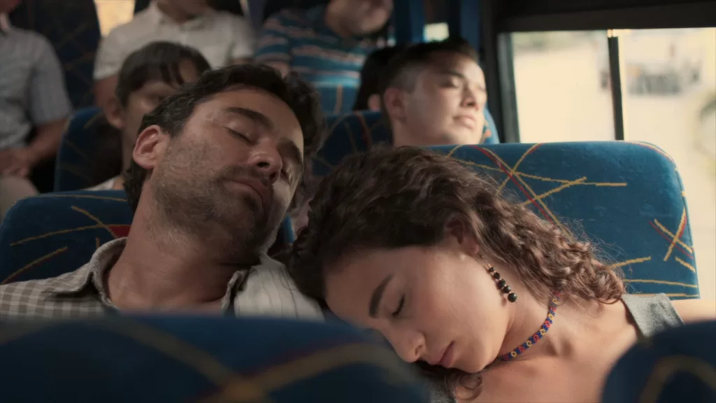 Aurélio e Margarida dormem no ônibus a caminho do tributo a Otávio.