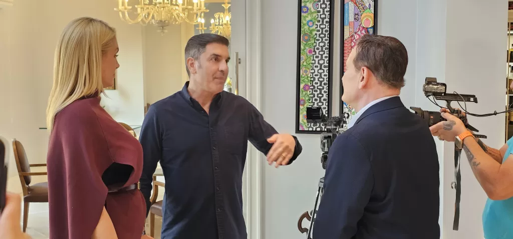 Ana Hickmann, Edu Guedes e Roberto Cabrini na sala da casa de Edu Guedes