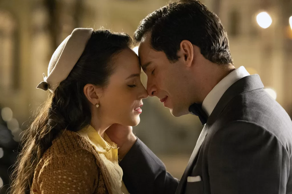 Estela e Celso quase se beijam na rua