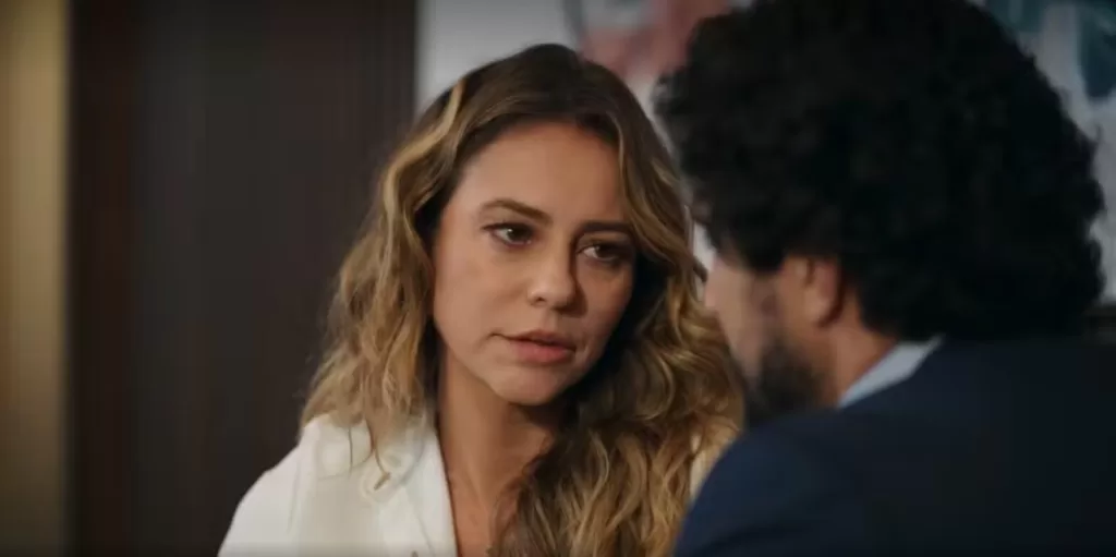 Heleninha em close conversa com Ivan