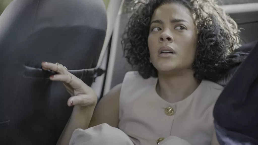 Maria de Fátima desesperada atrás do banco do carro