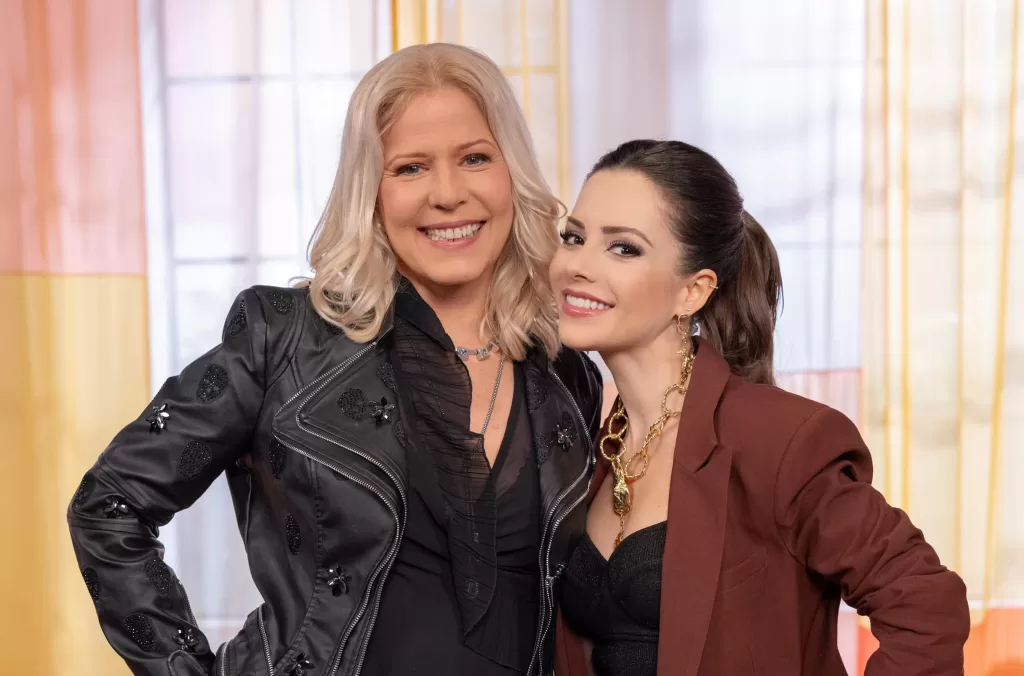 Paula Toller e Sandy no cenário do programa no Multishow