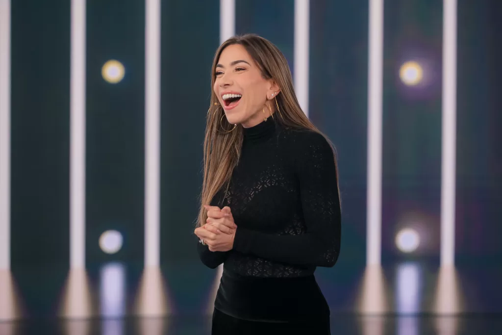 Patrícia Abravanel ri no palco do Programa Silvio Santos