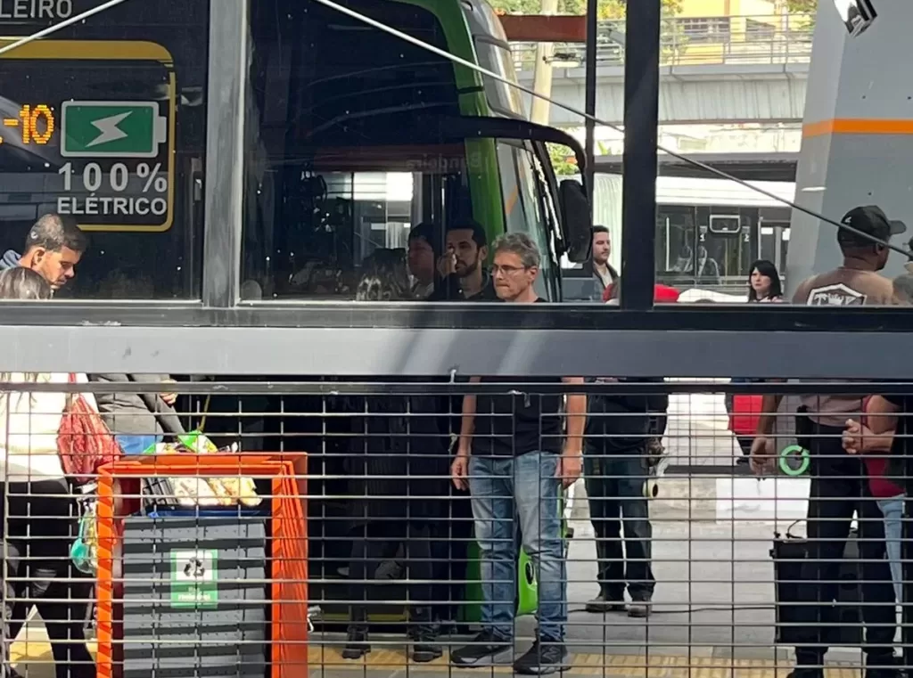 Amauri Soares na porta do ônibus para gravação de cena externa