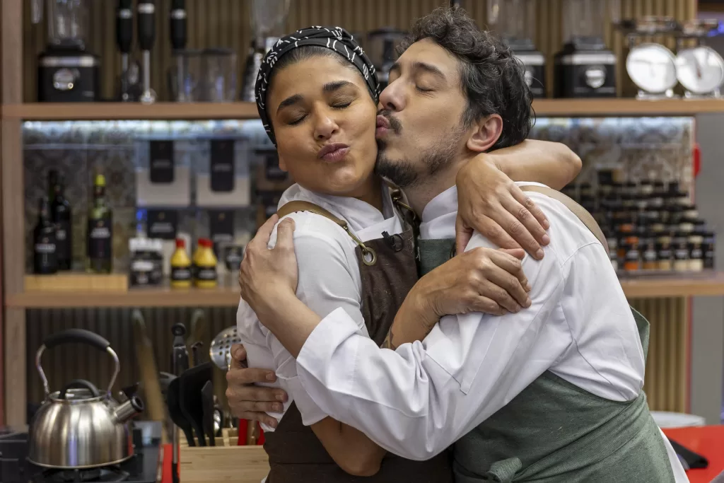 Participantes se abraçam na hora da eliminação de Chef de Alto Nível