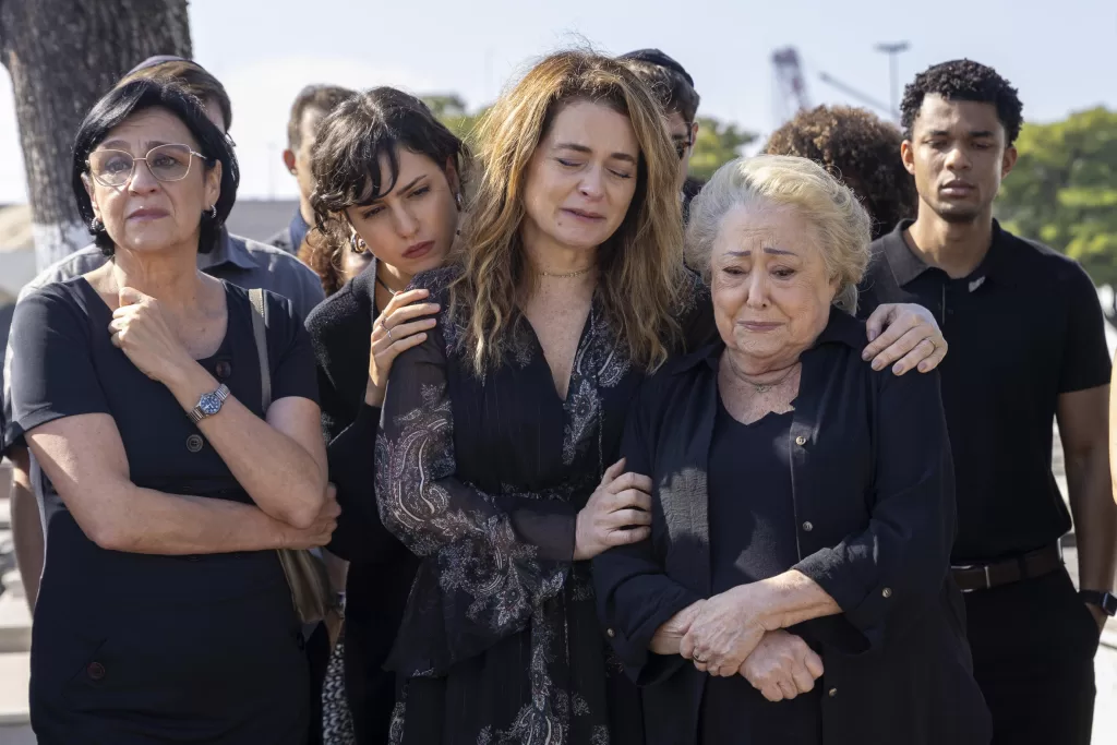 Denise (Cris Larin), Nina (Flora Camolese), Filipa (Claudia Abreu), Rosa (Suely Franco) e Samuel (Juan Paiva) em cena do enterro de Abel (Tony Ramos).