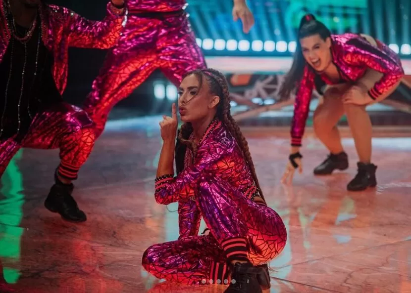 Nicole Bahls ajoelhada no palco da Dança dos Famosos