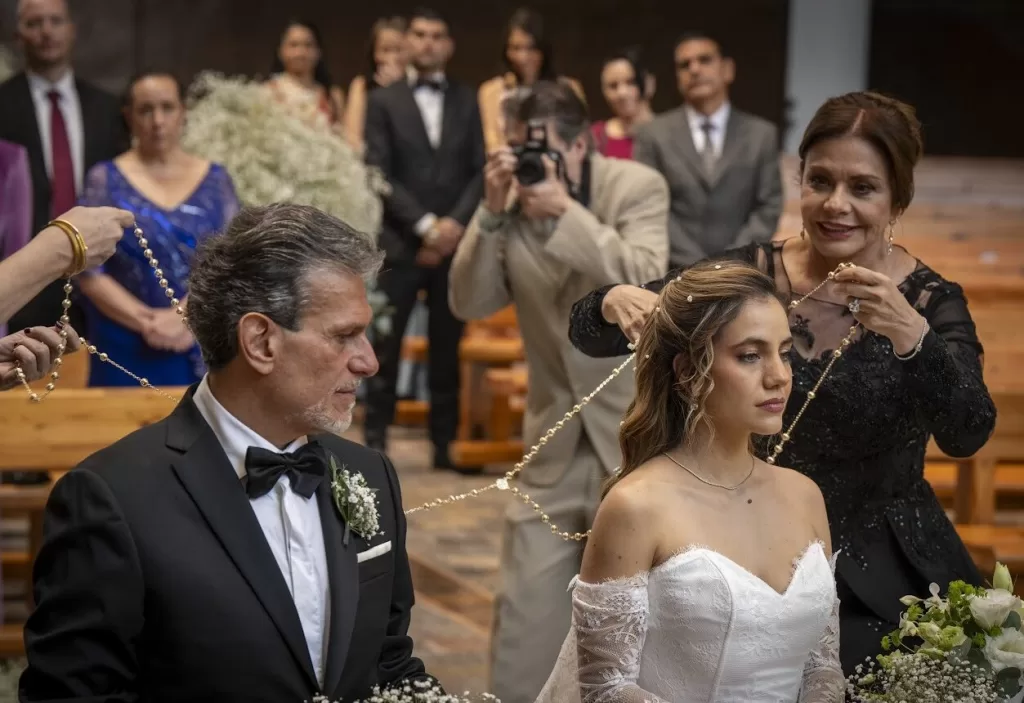 Ofélia coloca um terço em Mar, no casamento com Luiz