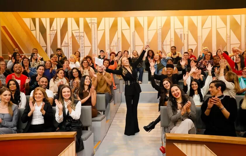 Cristina Rocha no centro do palco do Casos de Família