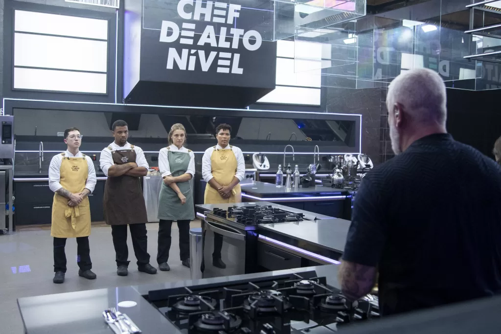Participantes esperam na cozinha resultado do Chef de Alto Nível