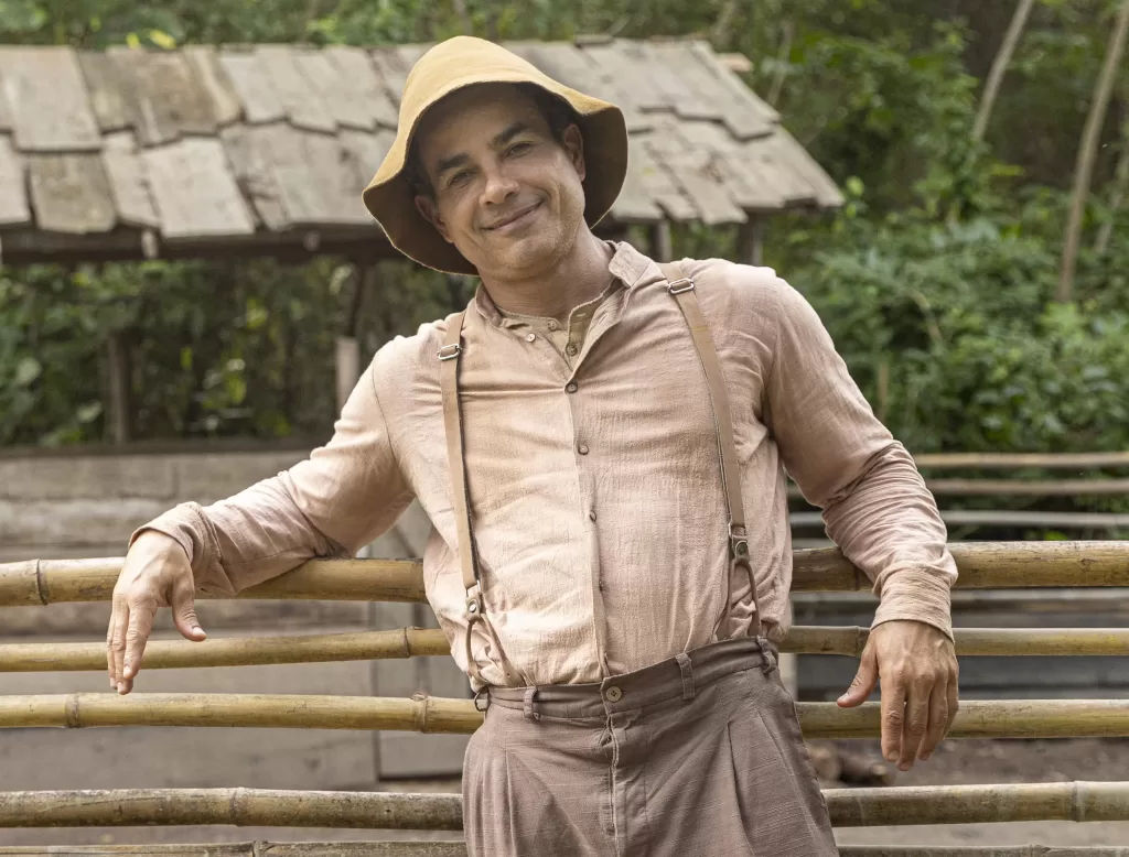 Zé dos Porcos encostado na cerca