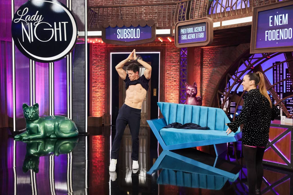 Rodrigo Faro de barriga pra fora no palco do Lady Night