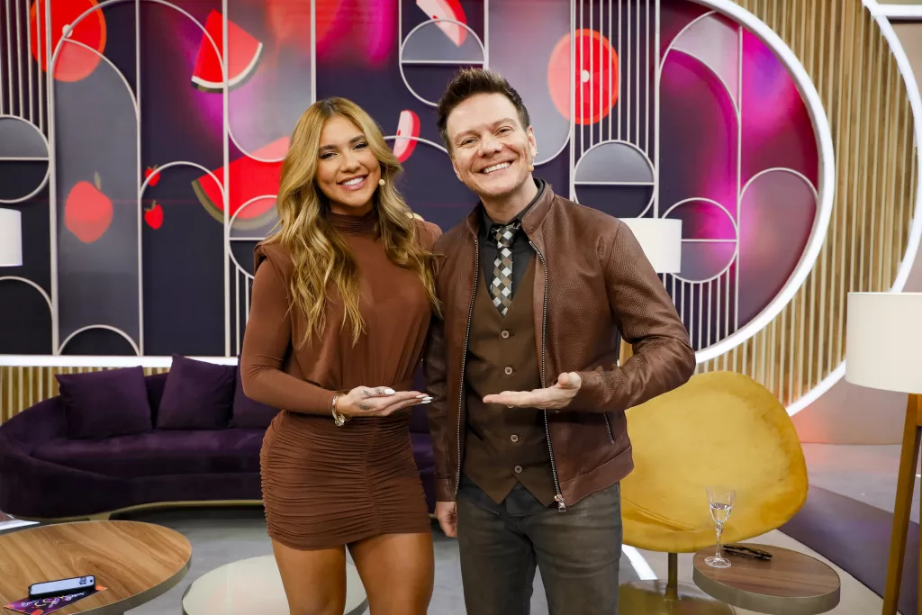 Virginia e Michel Teló no palco do Sabadou