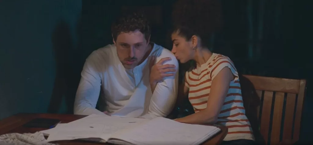 Ana beija ombro de Leonardo em Vale Tudo