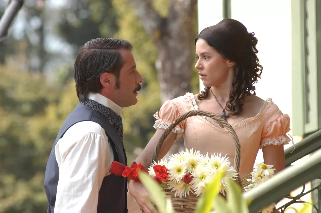 Leoncio e Isaura na entrada da sede da fazenda