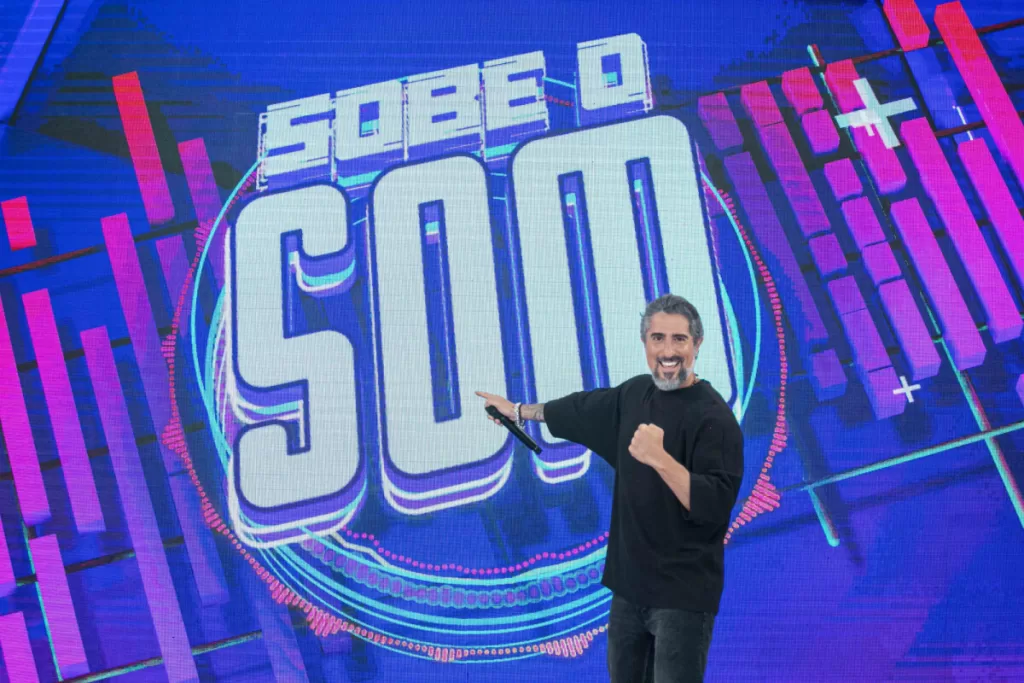 Mion à frente do logo Sobe o Som