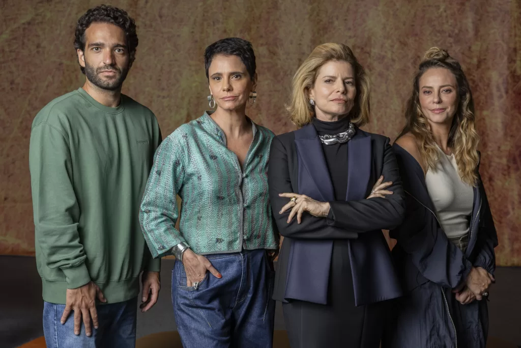 Afonso Roitman (Humberto Carrão), Celina (Malu Galli), Odete Roitman (Débora Bloch) e Heleninha (Paolla Oliveira)