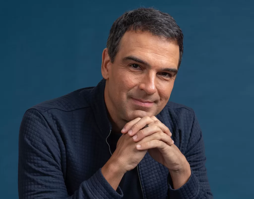 Tadeu Schmidt em foto de divulgação