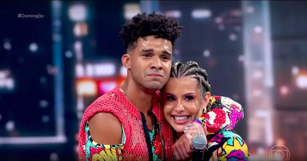 Lucas Leto abraçado na bailarina