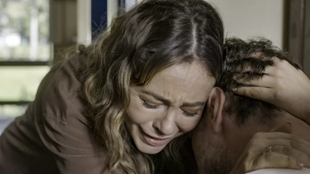 Heleninha emocionada abraça Leonardo