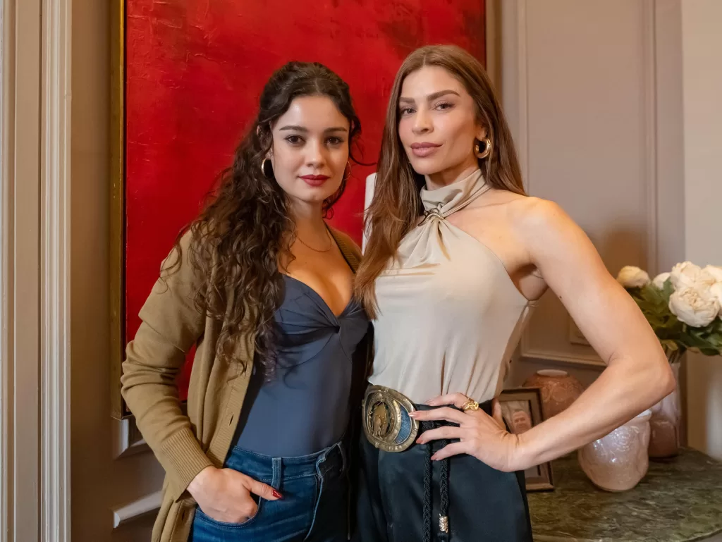 Gerluce e Arminda abraçadas na mansão de Três Graças