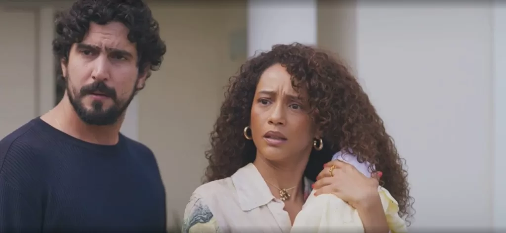 Ivan e Raquel na porta de casa