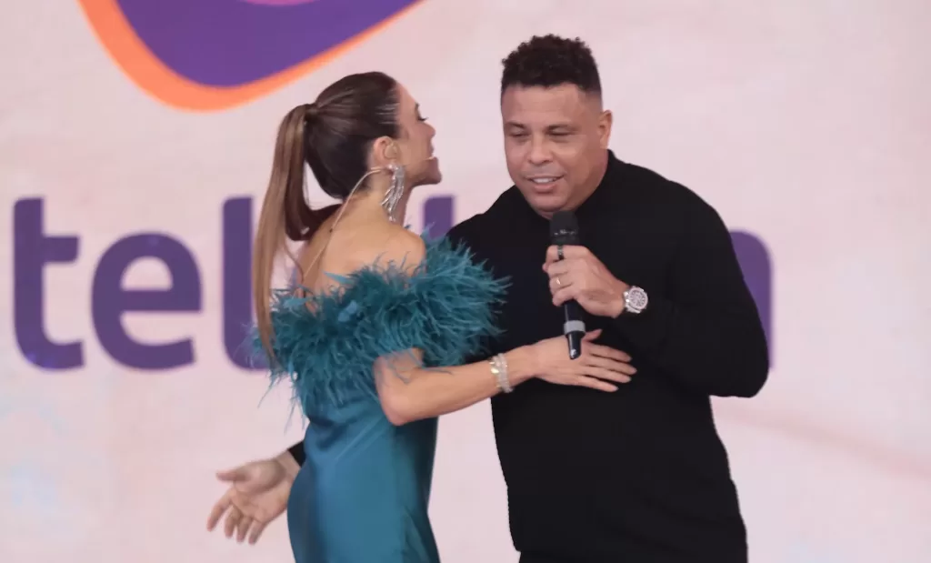 Patrícia Abravanel cumprimenta Ronaldo Fenômeno no Teleton
