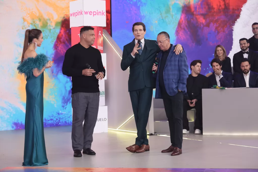 Patrícia Abravanel, Ronaldo Fenômeno, Celso Portiolli e Galvão Bueno no palco do Teleton