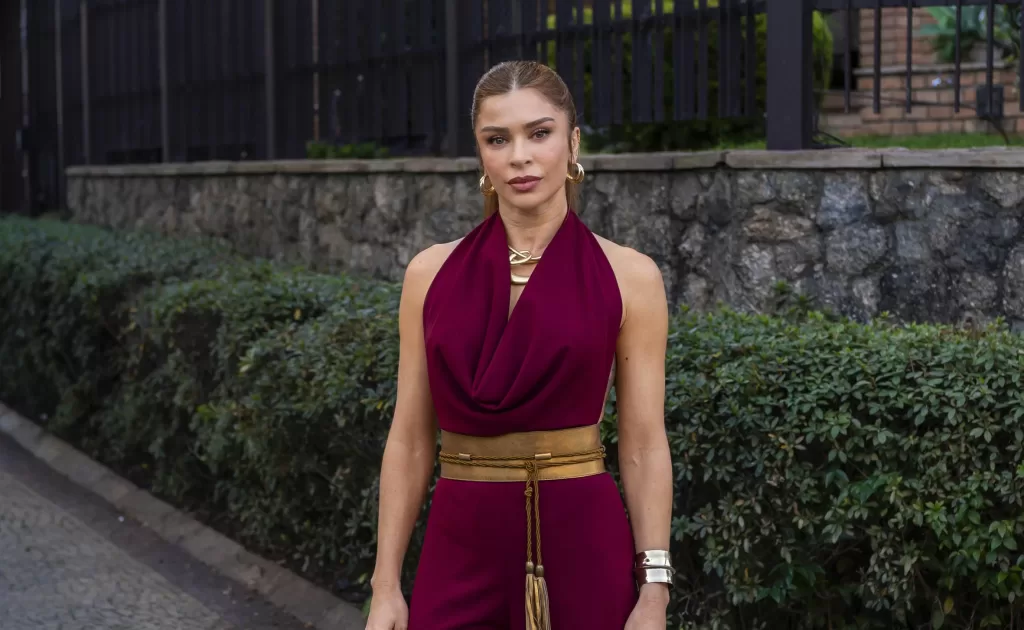 Arminda (Grazi Massafera) de macacão roxo