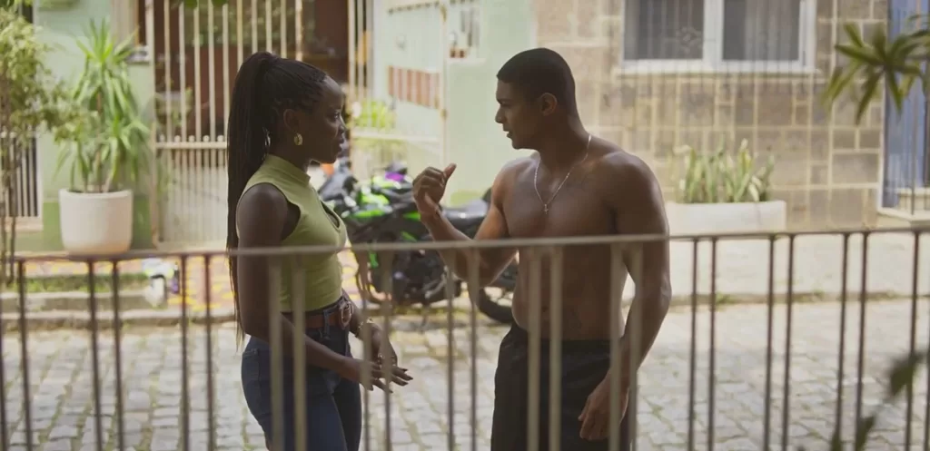 Leo e Marlon conversam na rua