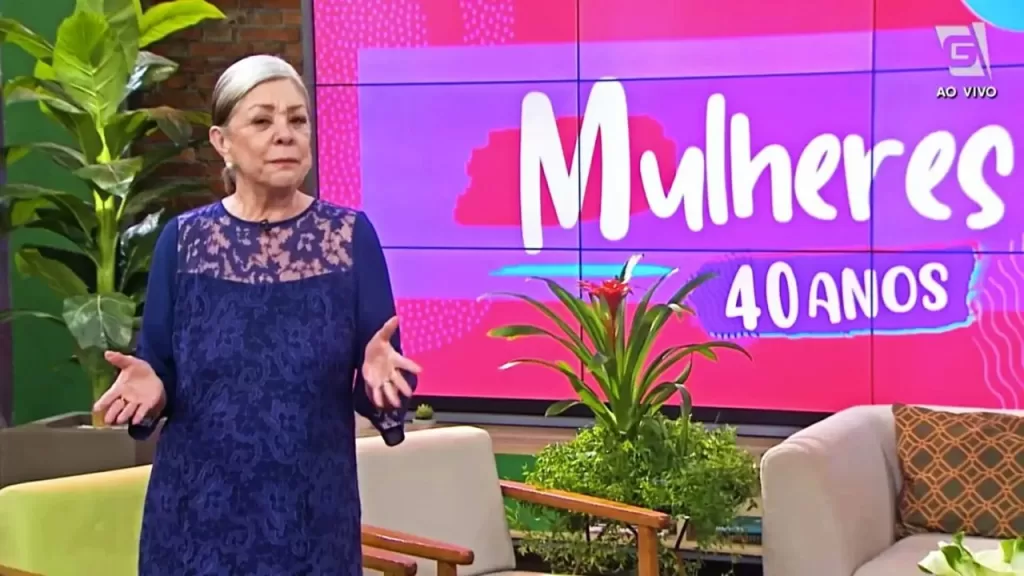Ione Borges frente do logo do Mulheres
