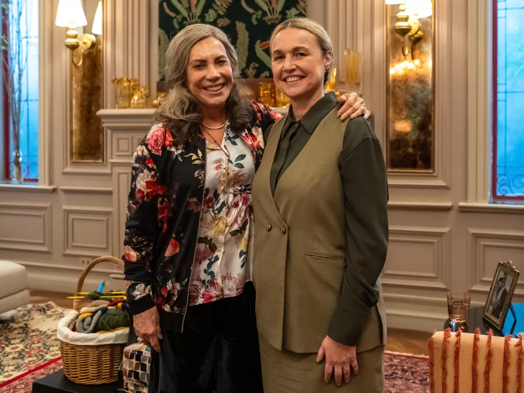 Josefa e Helga na sala da mansão