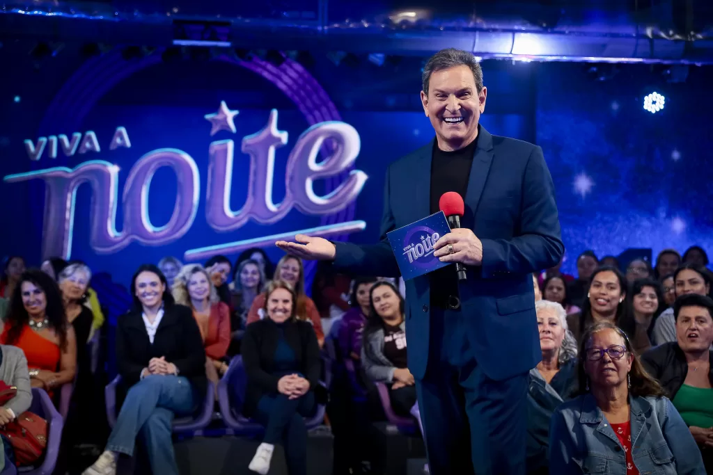 Luiz Ricardo à frente do auditório no Viva a Noite
