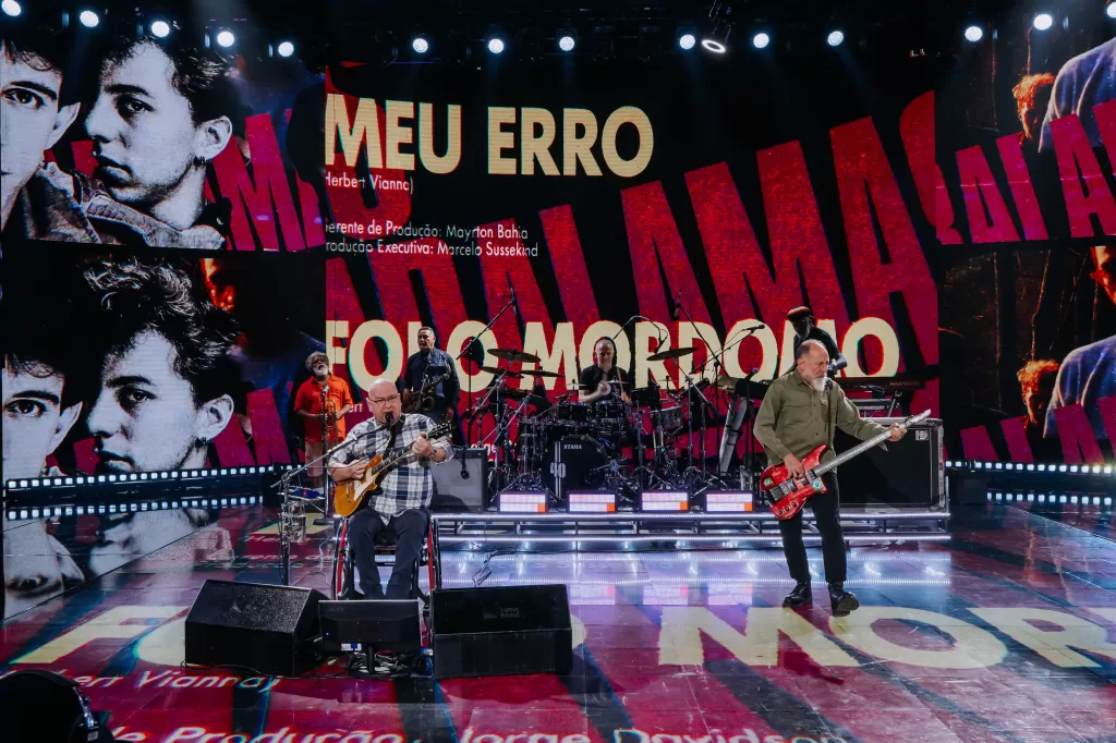 Luciano Huck e Paralamas do Sucesso no palco do Domingão
