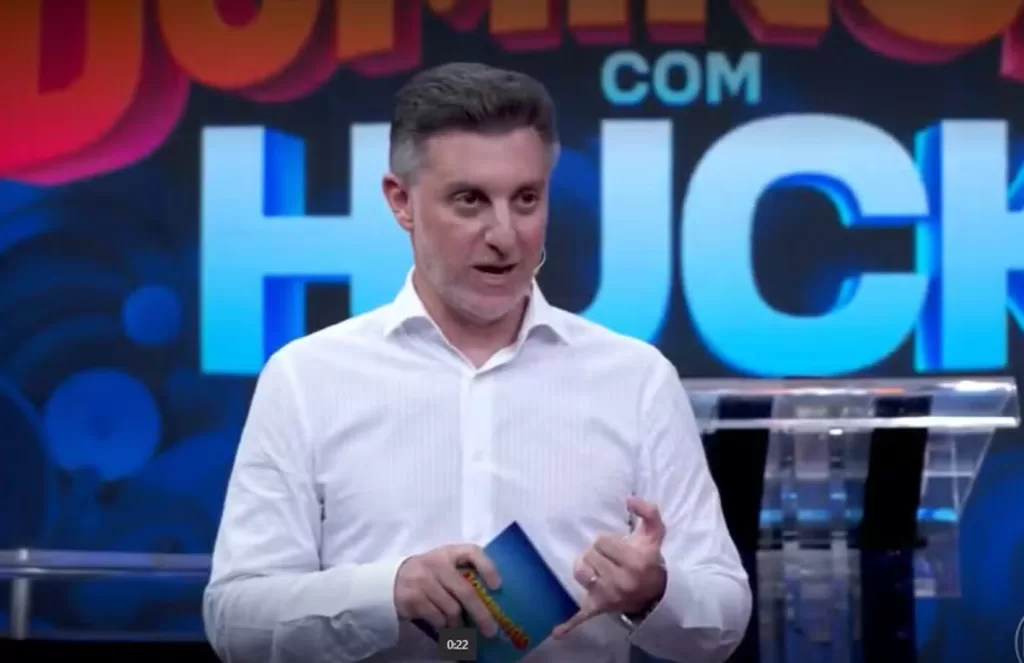 Luciano Huck de camisa branca no palco do Domingão
