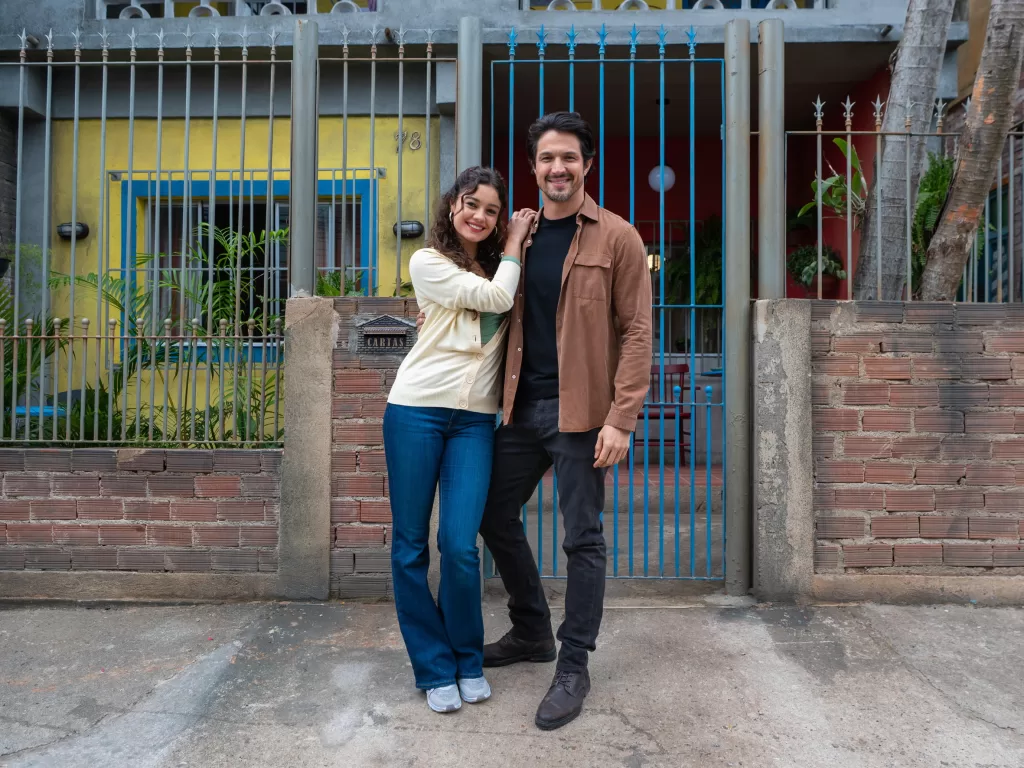 Gerluce e Paulinho na frente da casa