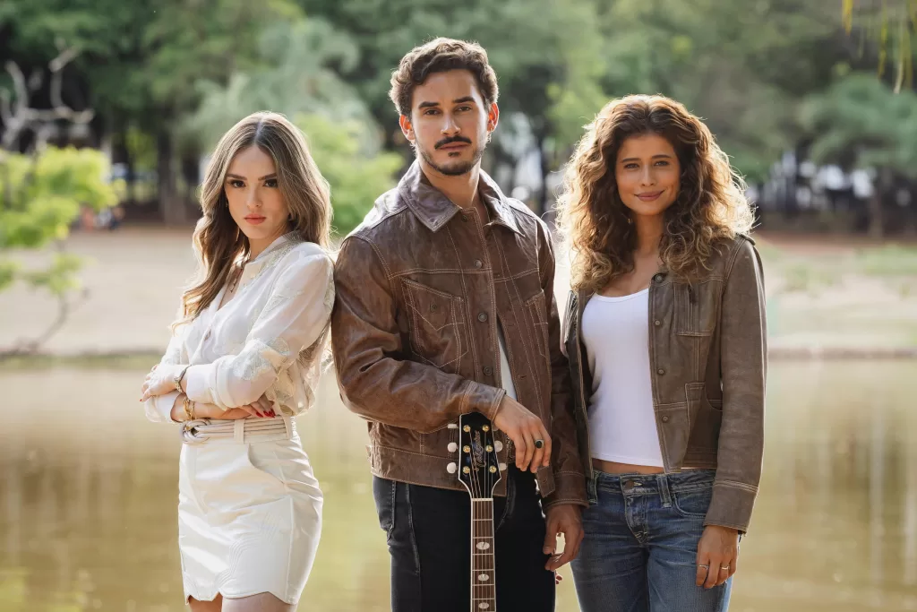 Naiane Sampaio (Isabelle Drummond), João Raul (Filipe Bragança) e Agrado Garcia (Isadora Cruz)